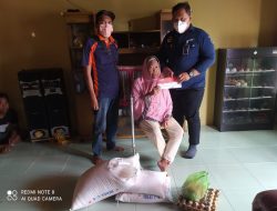 KCP Bank Mandiri Kuala Tanjung Salurkan Bantuan Sosial PPKM Kepada Penerima Yang Mengalami Lumpuh.